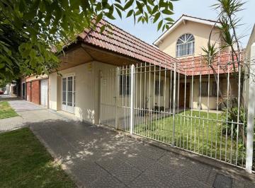 Casa · 127m² · 4 Ambientes · 2 Cocheras · Casa 4 Amb, Quincho, Fondo Verde y Garage Doble