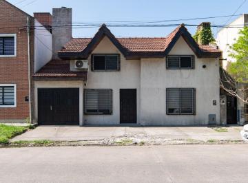 Casa · 168m² · 8 Ambientes · 1 Cochera · Casa en Venta en Tolosa 3 Dorm.