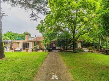 Casa · 352m² · 5 Ambientes · Venta Casa Gran Terreno, Piscina, Cancha El Pinar
