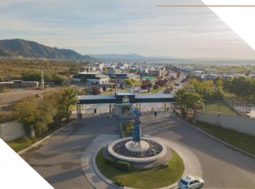 Casa · 252m² · 5 Ambientes · 2 Cocheras · Casa en Venta Barrio Priv La Bastilla con Piscina