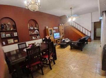 Casa · 261m² · 6 Ambientes · Casa Sobre Lote Propio - Barracas