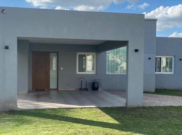 Casa · 180m² · 4 Ambientes · 1 Cochera · Casa en Venta en Santa Guadalupe, Pilar del Este, Pilar