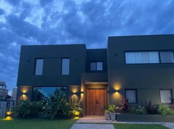 Casa · 301m² · 6 Ambientes · 2 Cocheras · Casa en El Cantón