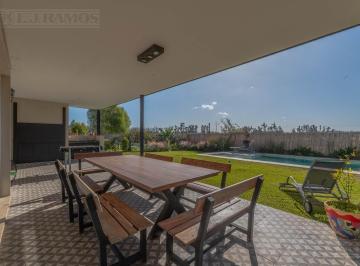 Casa · 185m² · 6 Ambientes · 1 Cochera · Casa - Vila Marina II
