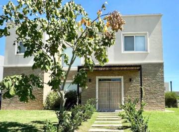 Casa · 205m² · 4 Ambientes · Hermosa Casa en Acacias - Puertos del Lago