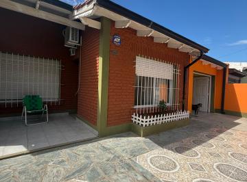 Casa · 140m² · 5 Ambientes · 2 Cocheras · Vendo Casa Rosales 1800