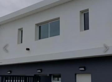 Casa · 90m² · 3 Ambientes · 1 Cochera · Duplex a Estrenar de 2 Habitaciones, Cochera y Patio en Ringuelet