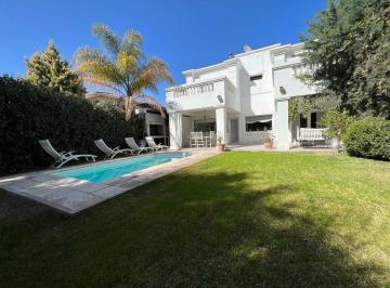Casa · 280m² · 7 Ambientes · 2 Cocheras · Casa a La Venta en Club de Campo Guaymallen