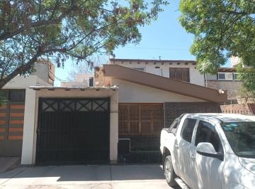 Casa · 260m² · 5 Ambientes · 1 Cochera · Venta Casa Dorrego, Guaymallen, Mendoza