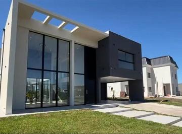 Casa · 262m² · 4 Ambientes · 1 Cochera · Venta Casa 4 Amb Piscina Lagos de Canning 600 m²