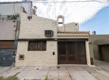 Casa · 235m² · 4 Ambientes · 1 Cochera · Casa en Venta Barrio Guadalupe