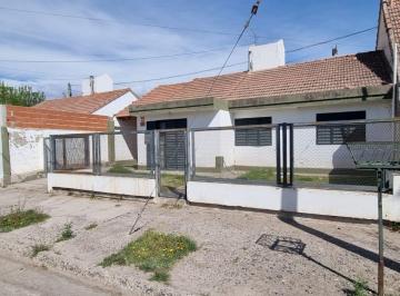 Casa · 170m² · 7 Ambientes · 1 Cochera · Venta de Casa 3 Dorm y Quincho en Fernandez Oro