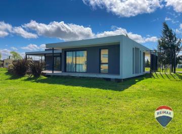 Casa · 235m² · 4 Ambientes · 2 Cocheras · Casa 4 Ambientes en Venta Fincas Golf