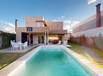 Casa · 191m² · 6 Ambientes · 2 Cocheras · Casa en Venta Barrio Las Cañitas de 4 Dorm.