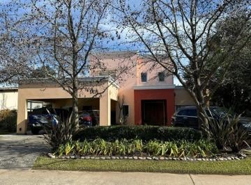 Casa · 300m² · 7 Ambientes · 2 Cocheras · Venta Casa Barrio La Martinica Ap Credito Permuta