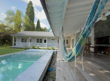 Casa · 390m² · 5 Ambientes · 3 Cocheras · - Exclusivo Chalet de Estilo Americano