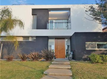 Quinta vacacional · 240m² · 4 Ambientes · 4 Cocheras · Alquiler Casa de Super Diseño, Pileta Climatizada. - Mensual
