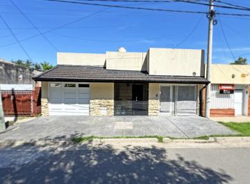 Casa · 275m² · 2 Dormitorios · 3 Cocheras · Casa en San Lorenzo