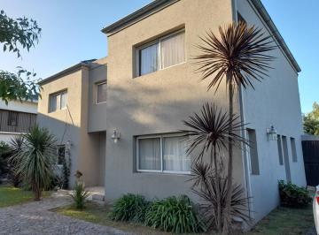 Casa · 230m² · 5 Ambientes · 1 Cochera · Hermosa Casa con Pileta Los Jazmines