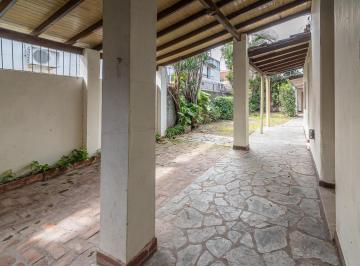 Casa · 149m² · 7 Ambientes · Terreno con Casa Para Reciclar a Pocas Cuadras del Centro de San Isidro