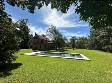 Casa · 211m² · 7 Ambientes · 3 Cocheras · Casa en Venta en Funes con 2375 m² de Terreno