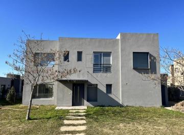 Casa · 209m² · 7 Ambientes · 2 Cocheras · Casa en Venta / Alquiler, con Pileta. Barrio Cerrado de Escobar, G. B. a. Zona Norte