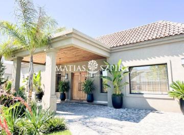 Casa · 450m² · 6 Ambientes · 1 Cochera · Casa en Terravista de 6 Ambientes