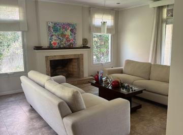 Casa de 6 ambientes, Luján de Cuyo · Elegante Casa en Barrio Pueyrredón