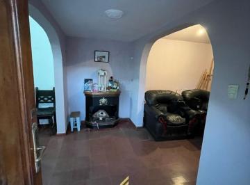 Casa · 195m² · 4 Ambientes · 1 Cochera · Casa en Venta Barrio Los Robles