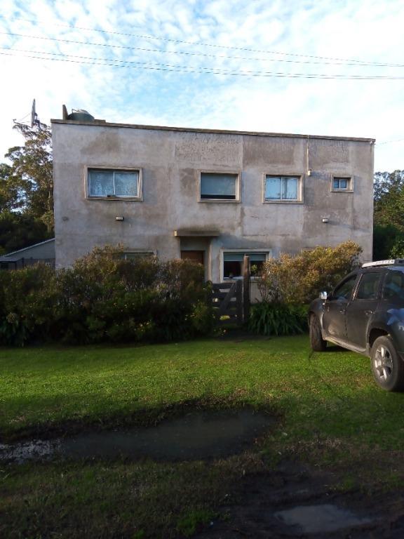 Gran propiedad de corte moderno, 5 amb, 240m², Los Acantilados, amplio parque