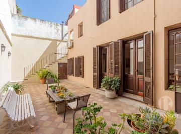 Casa · 304m² · 5 Ambientes · 1 Cochera · Casa Moderna en Excelente Estado en Venta