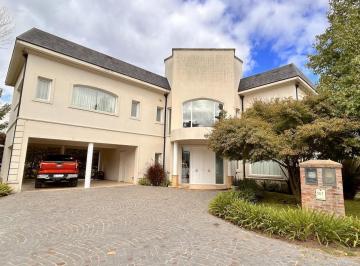 Casa · 367m² · 5 Ambientes · Excelente Propiedad con Piscina a La Venta en Fincas de Iraola