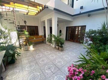 Casa · 280m² · 5 Ambientes · 1 Cochera · Casa en Parque Chacabuco