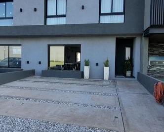 Casa · 140m² · 5 Ambientes · 2 Cocheras · Hermoso Dúplex de Categoría en Colinas de Manantiales – 3 Dorm.