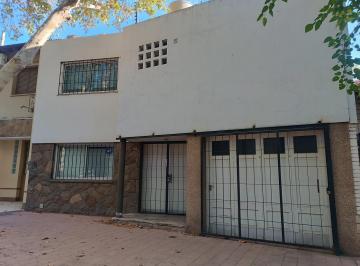Casa · 6 Ambientes · 1 Cochera · Casa en 5ta Sección - Ciudad