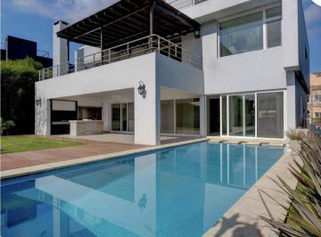 Casa · 520m² · 5 Dormitorios · 2 Cocheras · Casa en Venta en El Yacht