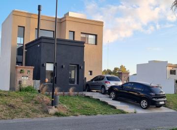 Casa · 200m² · 3 Ambientes · 2 Cocheras · Casa en Venta, Barrio Vicente Federico I