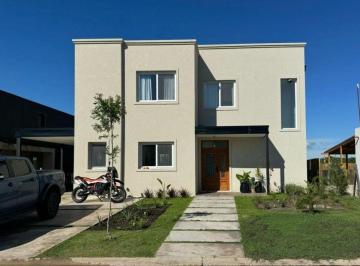 Casa · 185m² · 5 Ambientes · 3 Cocheras · Venta Casa 185 m² 2 Pisos 3 Hab Pileta Vila Marina2