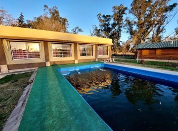 Frente de casa con Pileta · Bella Casa en San Roque Punilla