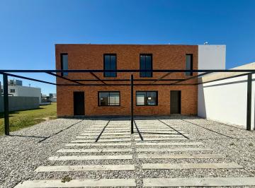 Casa de 3 ambientes, Córdoba · Dúplex a Estrenar en Manantiales - 2 Dorm., Cochera Doble y Patio