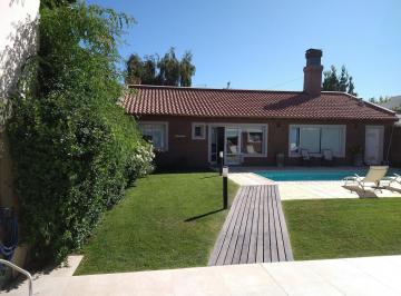 casa desde el quincho · Casa Amplia Tipo Chalet con Piscina en Venta - Barrio Manzanar, Ciudad de Cipolletti
