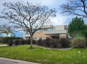 Casa · 406m² · 6 Ambientes · 2 Cocheras · Casa en El Golf