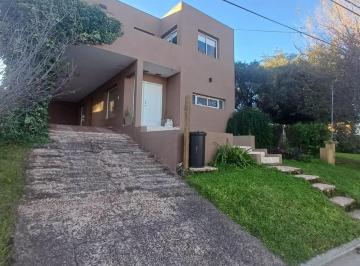 Casa · 212m² · 4 Ambientes · 2 Cocheras · La Estanzuela: Casa en Venta / 3 Dorm. / Quincho y Pileta