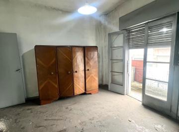 PH de 3 ambientes, Pompeya · Vendo PH 3 Ambientes a Reciclar. Al Frente C/ Balcón y Terraza Propia.