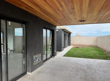 Casa · 130m² · 3 Ambientes · 2 Cocheras · Casa en Venta Barrio Cuestas de Manantiales 2 Dorm.