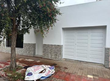 Casa · 180m² · 3 Dormitorios · 3 Cocheras · Oportunidad! Exc Casa en Alto Alberdi!