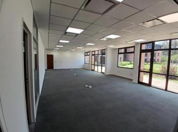 Oficina comercial · 197m² · 2 Cocheras · Oficina en Alquiler en Pilar