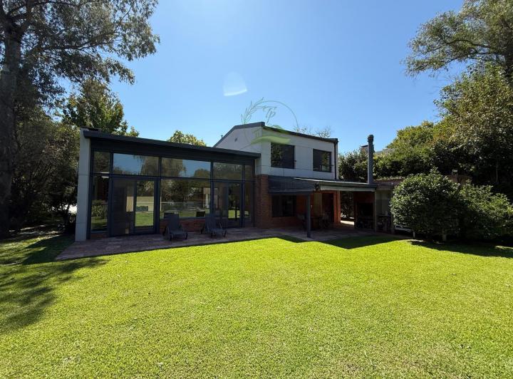 Casa · 250m² · 10 Ambientes · 1 Cochera