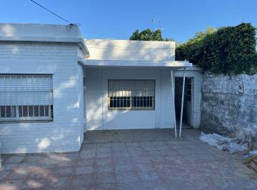 Casa · 1 Cochera · Casa en Llavallol 2 Dorm. Patio y Entrada de Auto