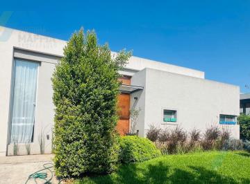 Casa · 140m² · 5 Ambientes · 1 Cochera · Casa en San Alfonso